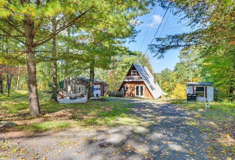 Hot Tub & Sauna: Secluded Pocono Getaway!