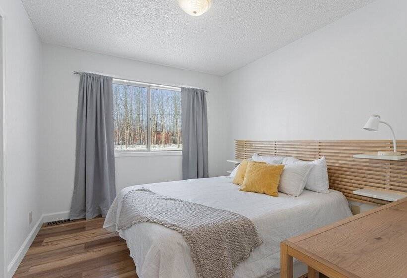 Serene Palmer Home: Walk To Downtown & Riverfront!