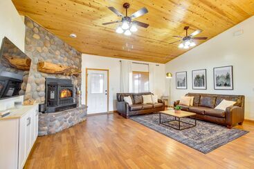 Pet Friendly Show Low Cabin W/ 1 Acre Fenced Yard!