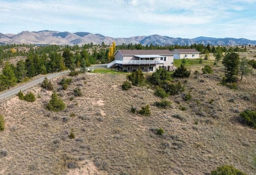 Spacious Canyon Ferry Lake House With Bar & Views!