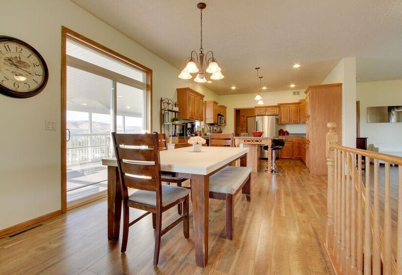 Spacious Canyon Ferry Lake House With Bar & Views!