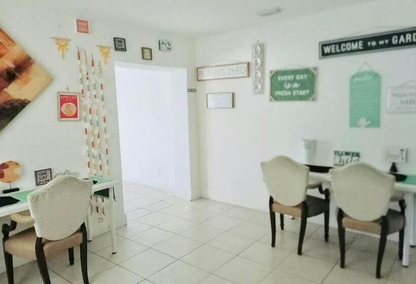 هاستل Russians  Ukrainians   Latinos   Female Dorms   Male Dorms   3 Miles To The Beach   Free Parking