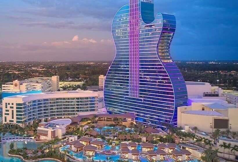 هاستل Russians  Ukrainians   Latinos   Female Dorms   Male Dorms   3 Miles To The Beach   Free Parking