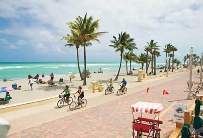 هاستل Russians  Ukrainians   Latinos   Female Dorms   Male Dorms   3 Miles To The Beach   Free Parking