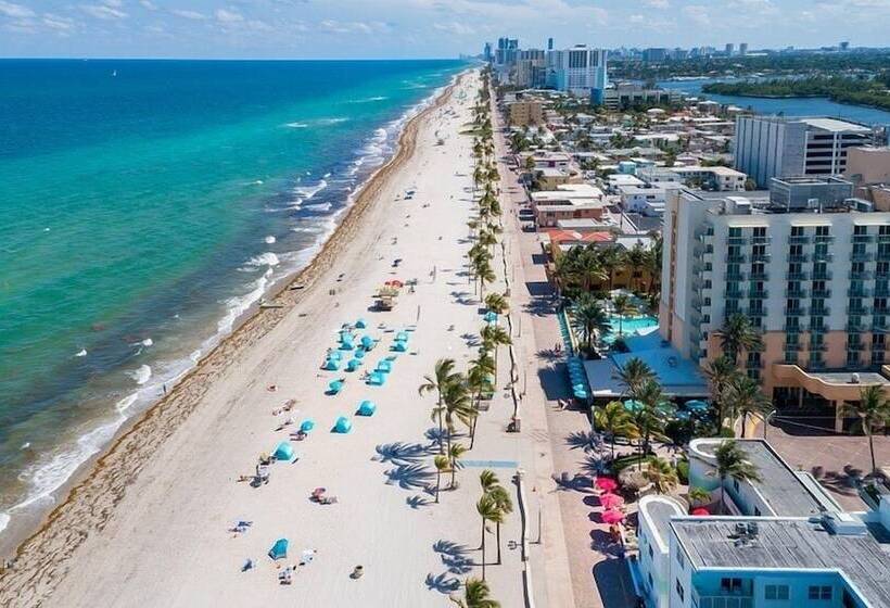 هاستل Russians  Ukrainians   Latinos   Female Dorms   Male Dorms   3 Miles To The Beach   Free Parking