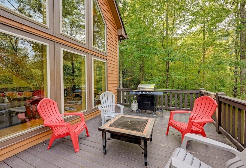 Bright Bryson City Cabin W/ Fire Pit & Hot Tubs!
