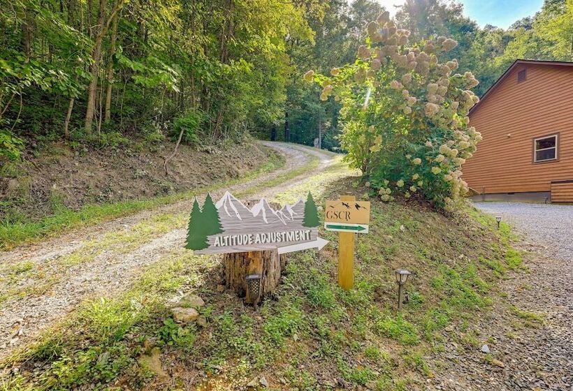 Bright Bryson City Cabin W/ Fire Pit & Hot Tubs!