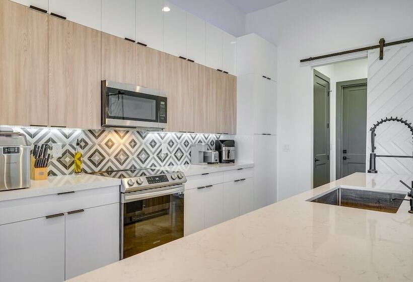 Pool & Outdoor Kitchen: Waterfront Cape Coral Home