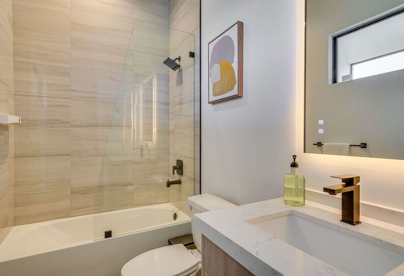 Pool & Outdoor Kitchen: Waterfront Cape Coral Home