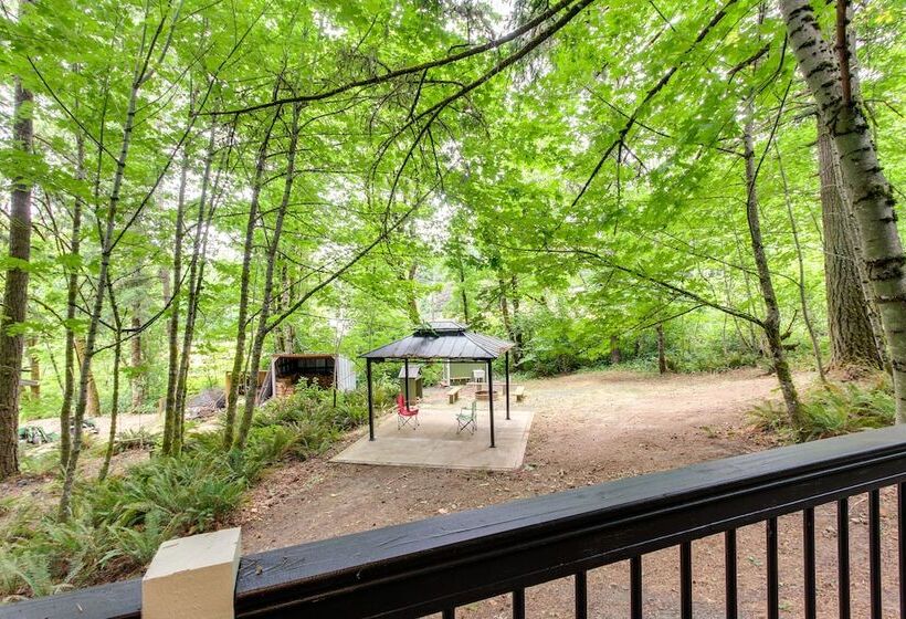 Charming Oregon Home W/ Private Pickleball Court!