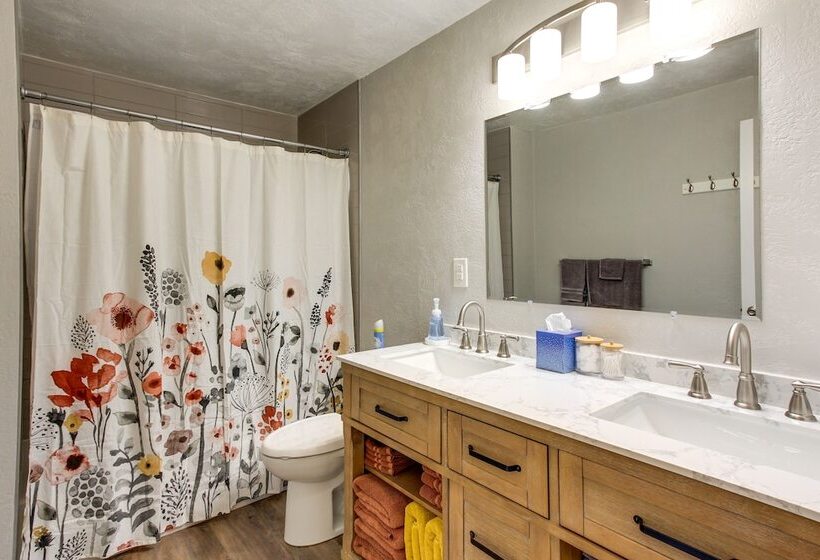 Charming Oregon Home W/ Private Pickleball Court!