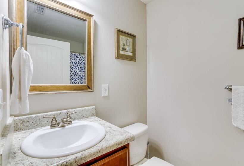 Charming Pensacola Home Rental: 2 Mi To Beach!