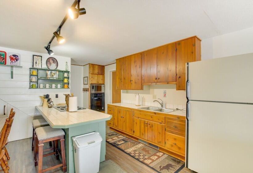 Cozy Mountain Home On 10 Acres W/ Fire Pit + Games