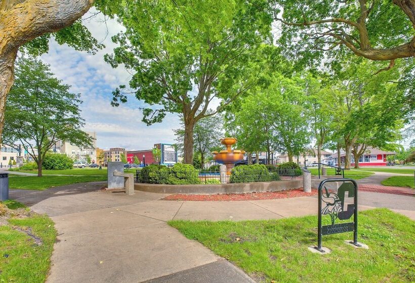 Historic Cadillac Home: Walk To Lake & Downtown!