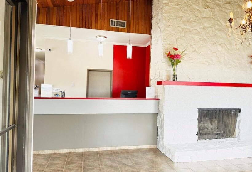 Отель Ramada By Wyndham Dawson Creek