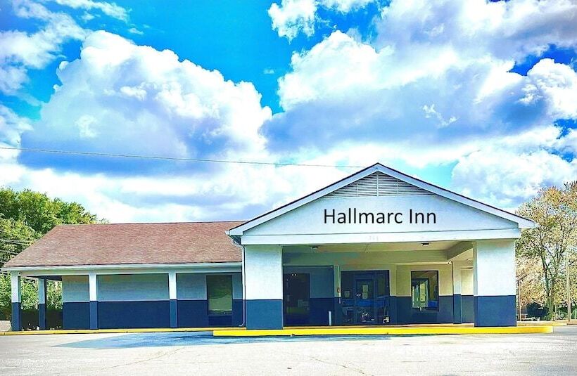 فندق Hallmarc Inn