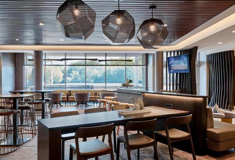 Отель Springhill Suites By Marriott Fayetteville I 95