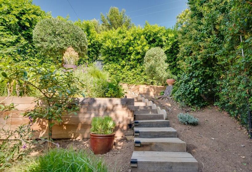 Malibu Retreat W/ Balcony & Mountain Views