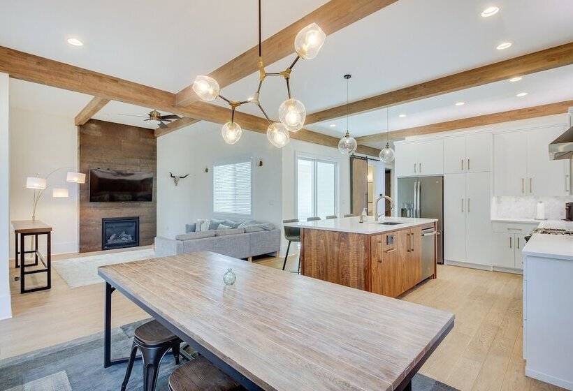 Modern Lawrence Home W/ Patio < Half Mi To U Of K!