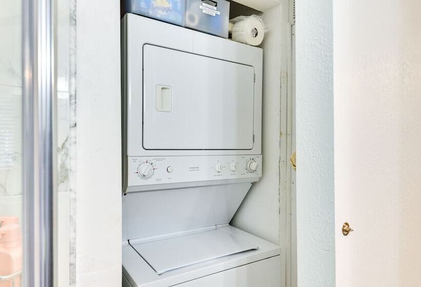 New Smyrna Beach Cottage ~ 1 Mi To Downtown!