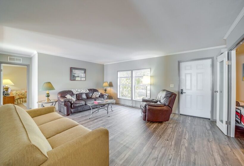 Pet Friendly Checotah Home W/ Deck & Lake Views!