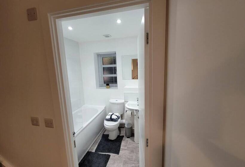 اقامتگاه Impeccable 2 Bed House In Milton Keynes
