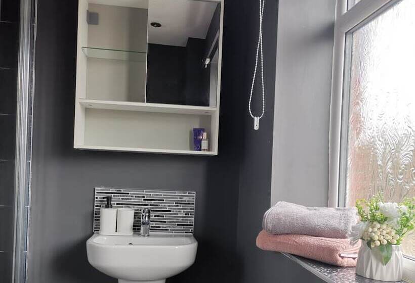 اقامتگاه Olive And Carol S Beautiful 3 Bed House In Walsall