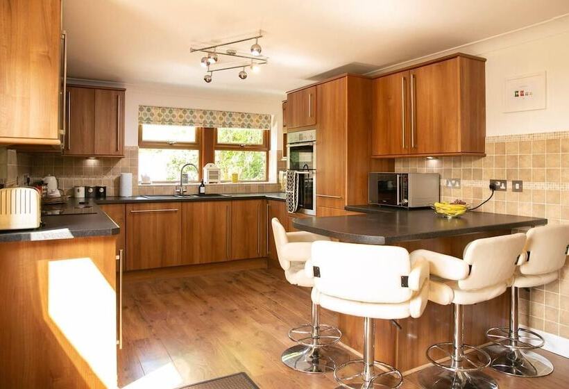 اقامتگاه Remarkable 4 Bed House Near Leeds Airport
