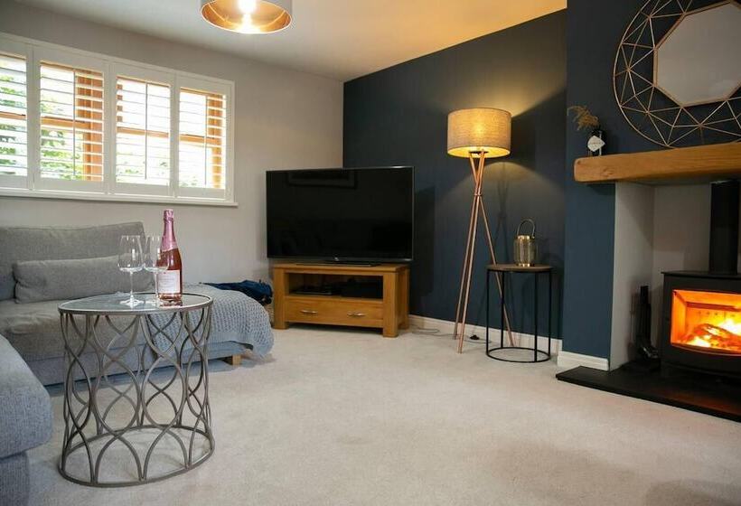 اقامتگاه Remarkable 4 Bed House Near Leeds Airport