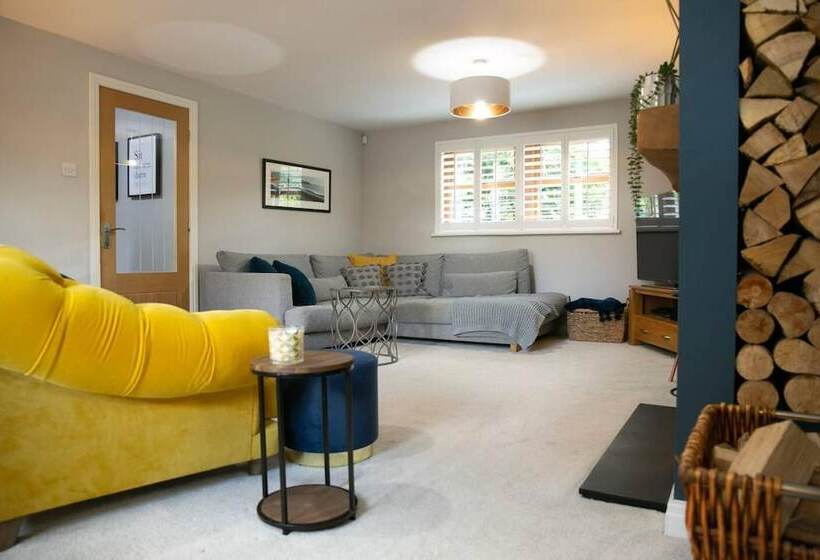 اقامتگاه Remarkable 4 Bed House Near Leeds Airport