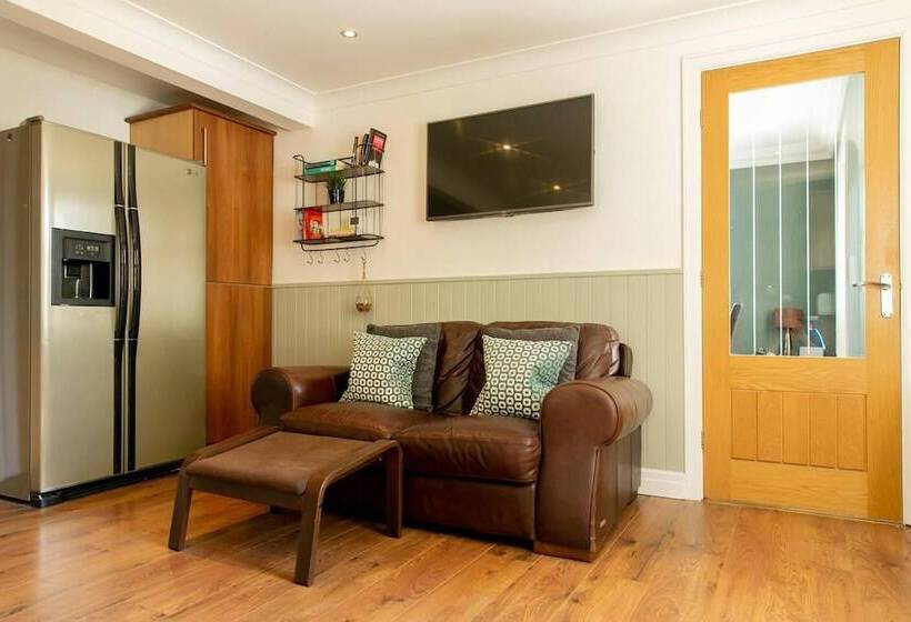 اقامتگاه Remarkable 4 Bed House Near Leeds Airport