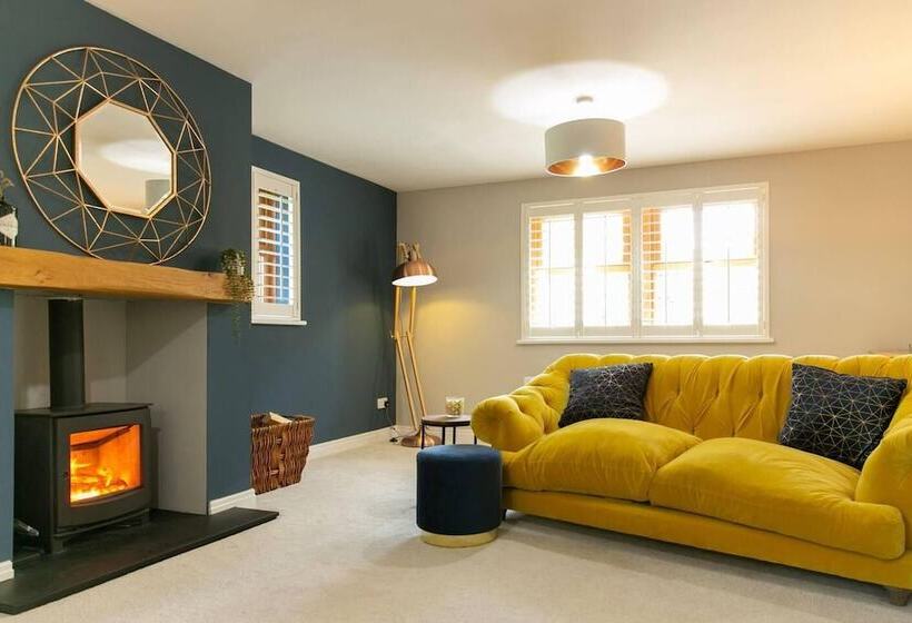 اقامتگاه Remarkable 4 Bed House Near Leeds Airport