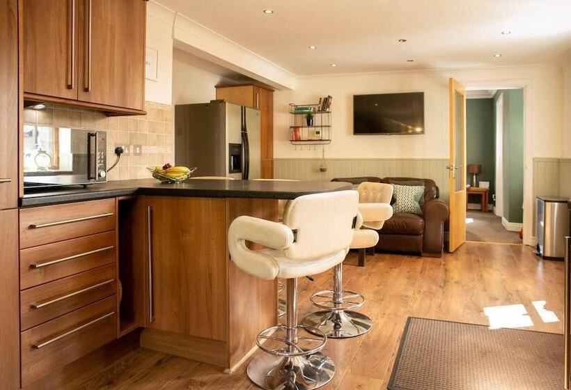 اقامتگاه Remarkable 4 Bed House Near Leeds Airport