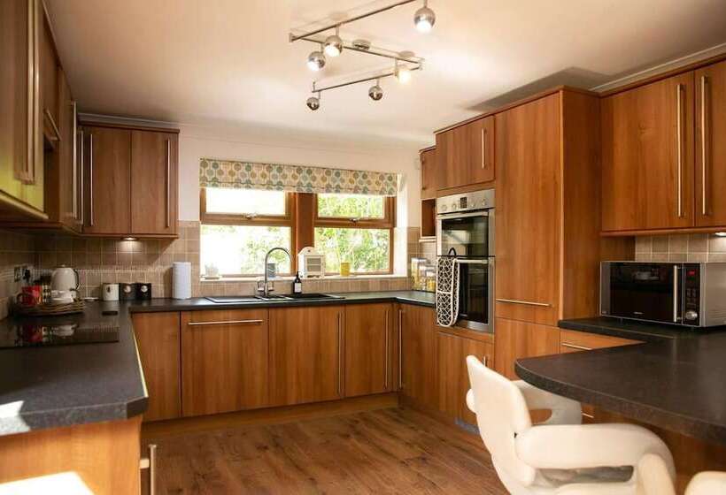 اقامتگاه Remarkable 4 Bed House Near Leeds Airport
