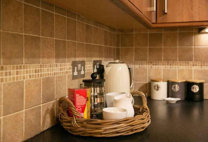 اقامتگاه Remarkable 4 Bed House Near Leeds Airport