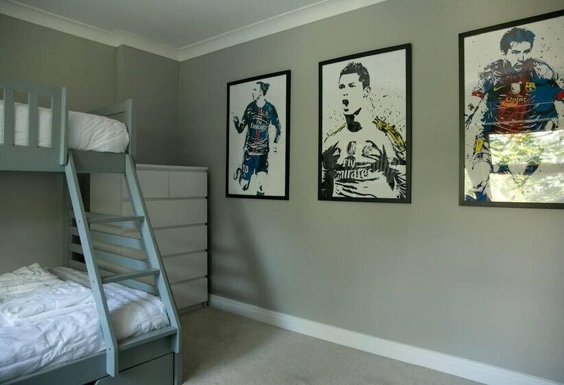 اقامتگاه Remarkable 4 Bed House Near Leeds Airport