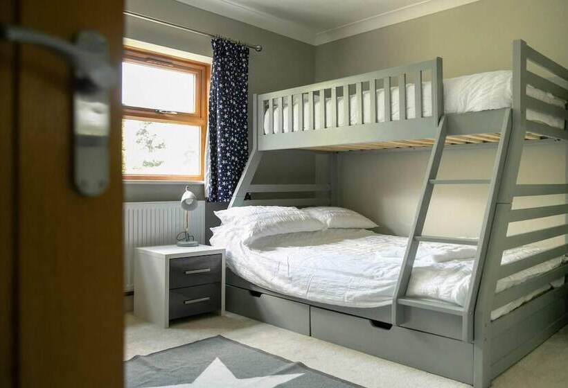 اقامتگاه Remarkable 4 Bed House Near Leeds Airport