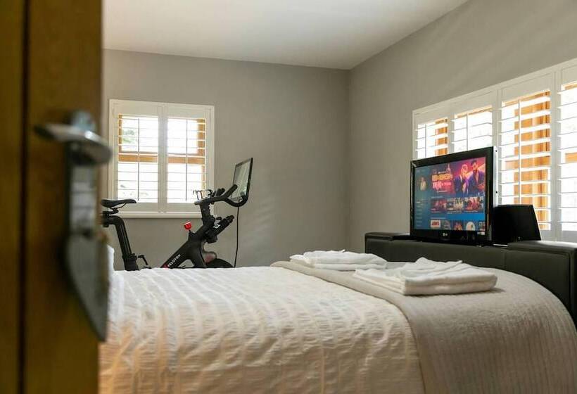 اقامتگاه Remarkable 4 Bed House Near Leeds Airport