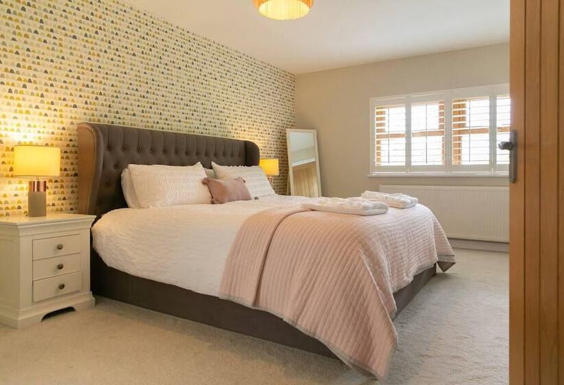 اقامتگاه Remarkable 4 Bed House Near Leeds Airport