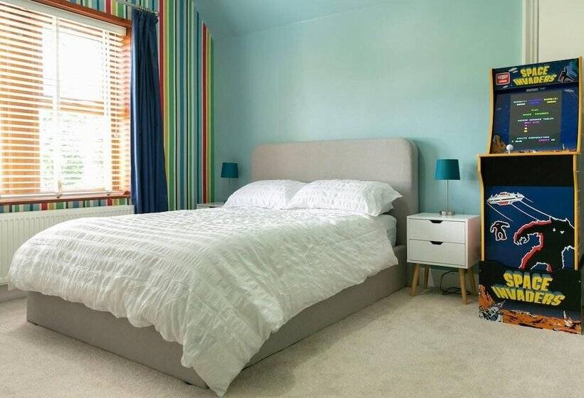 اقامتگاه Remarkable 4 Bed House Near Leeds Airport