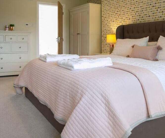 اقامتگاه Remarkable 4 Bed House Near Leeds Airport