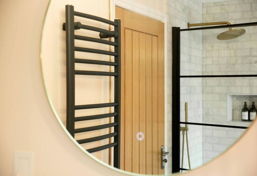 اقامتگاه Remarkable 4 Bed House Near Leeds Airport