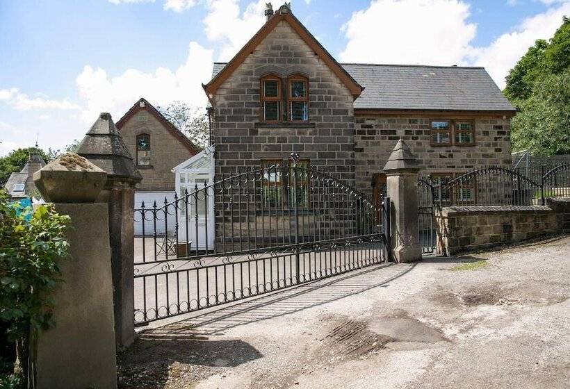 اقامتگاه Remarkable 4 Bed House Near Leeds Airport