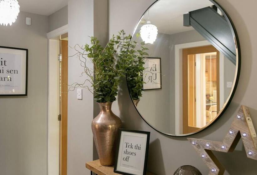 اقامتگاه Remarkable 4 Bed House Near Leeds Airport