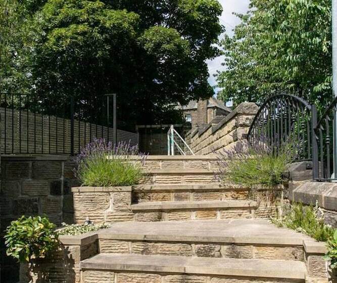 اقامتگاه Remarkable 4 Bed House Near Leeds Airport