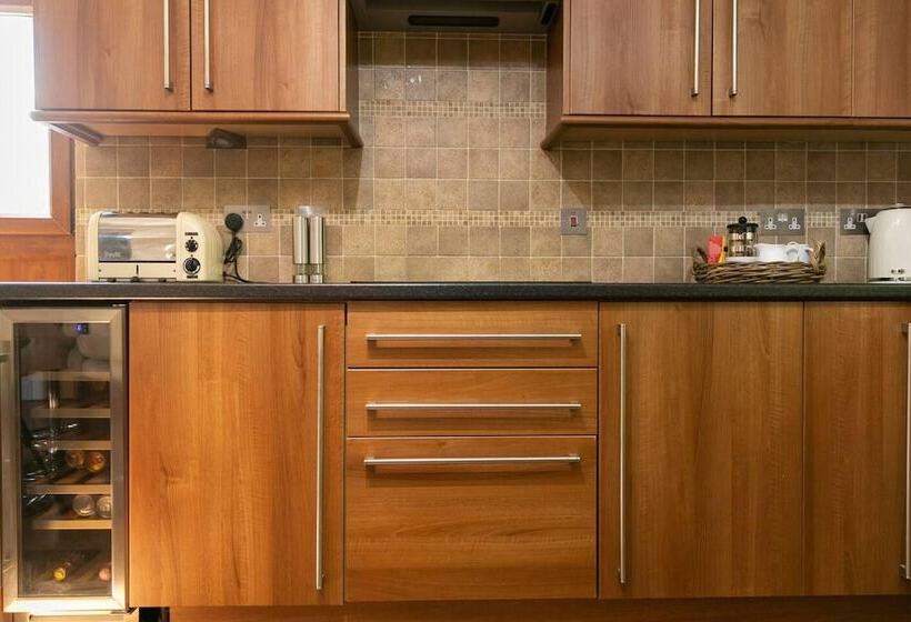 اقامتگاه Remarkable 4 Bed House Near Leeds Airport