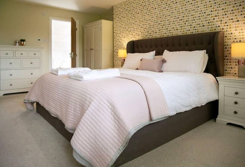 اقامتگاه Remarkable 4 Bed House Near Leeds Airport