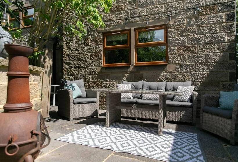 اقامتگاه Remarkable 4 Bed House Near Leeds Airport