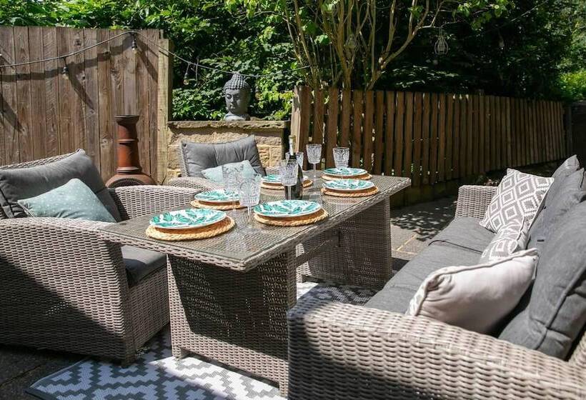اقامتگاه Remarkable 4 Bed House Near Leeds Airport