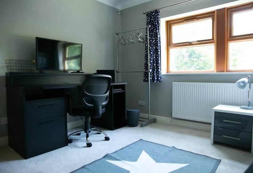 اقامتگاه Remarkable 4 Bed House Near Leeds Airport